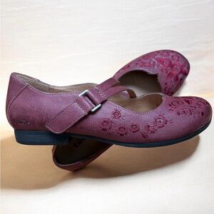 Taos Footwear Women's Burgundy Floral Mary Jane Flats